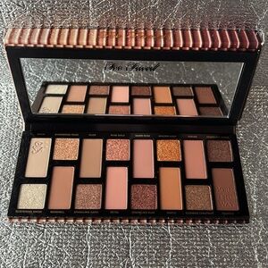 Too Faced Born This Way The Natural Looks Pallete